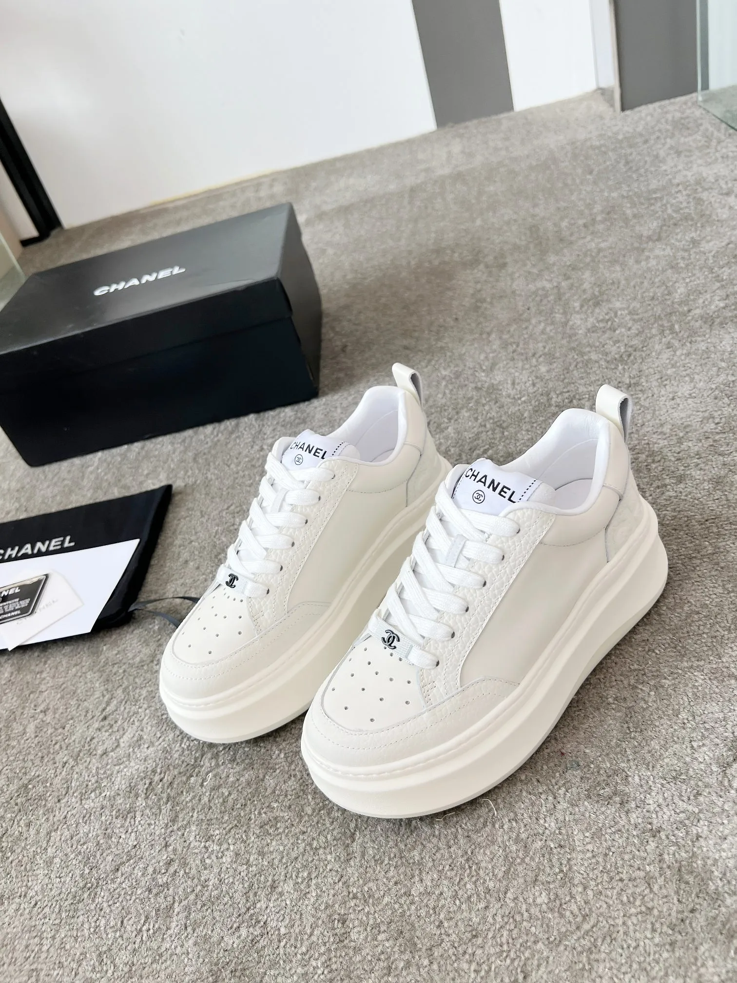 👟👟Ex-factory price 540👟👟 Super popular Chanel Chanel 2025 new casual sports shoes and sneakers. Hard to find in the counter. Super beautiful color. Very versatile. Super comfortable. Full of small fragrance. Classic, durable and versatile. The upper is made of spliced materials. Genuine cowhide, sheepskin lining, original pU+Tpa sole, good resilience. Wear light, white, white and black, white and pink code number: 35-40